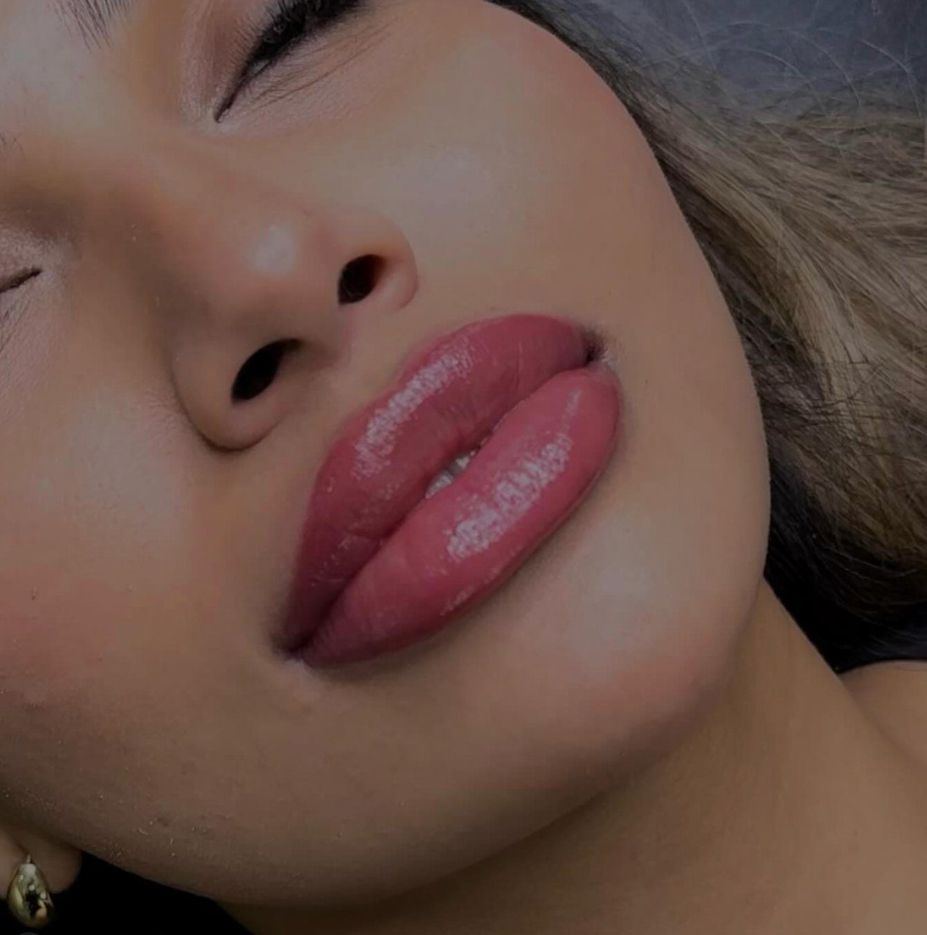 Natural lip blush in Montreal's West Island — full lips with an even rosy tint and softly defined border